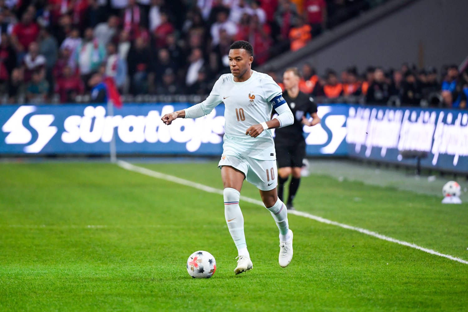 إصابة كيليان مبابي تبعده عن تشكيلة المنتخب الفرنسي بعد الفوز على تركيا إصابة كيليان مبابي تبعده عن تشكيلة المنتخب الفرنسي بعد الفوز على تركيا