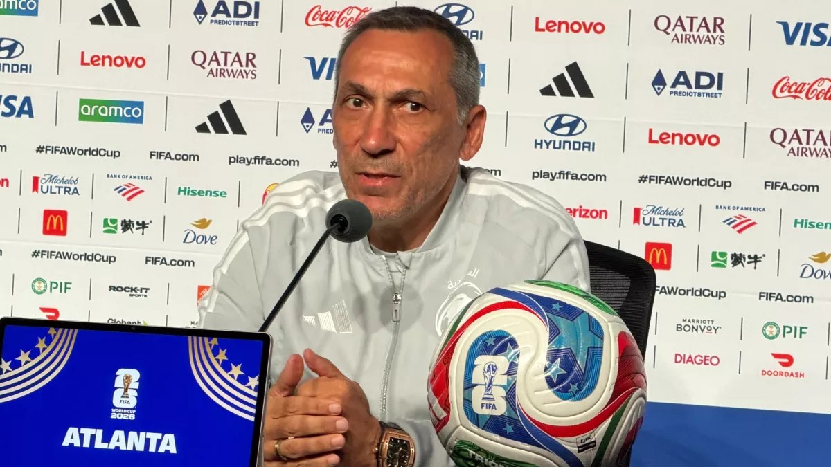 نجم الهلال السابق يهاجم دونيس بسبب استبعاده من المنتخب السعودي
