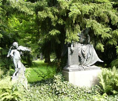 Es wurden geschenke für unterschiedliche altergruppen gesammelt und dann der kasseler tafel übergeben. friedhof