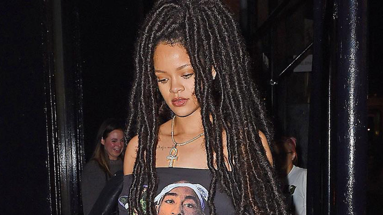 So Long Locs Rihanna Goes Blonde For The Holidays Grazia