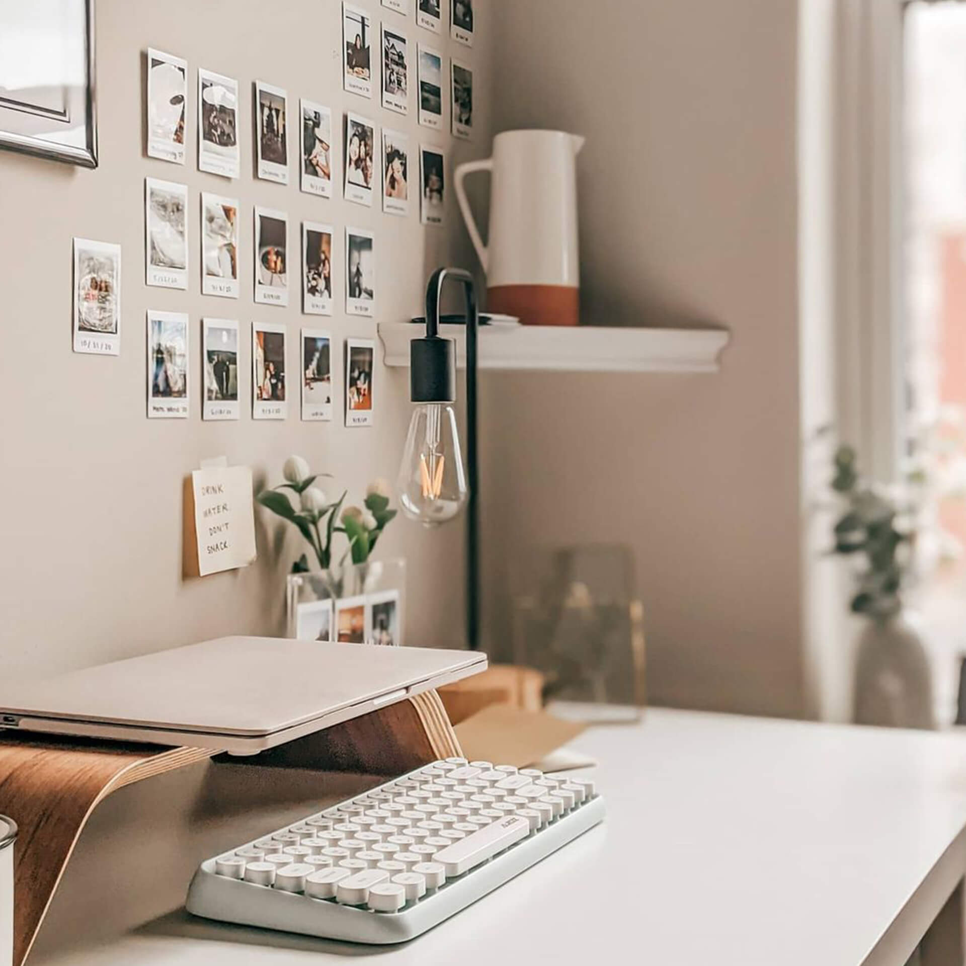 With so many workers logging hundreds of hours a month toiling behind a desk, wouldn't it be amazing if there were a way to sneak in some health benefits while working? 30 Aesthetic Desk Ideas For Your Workspace Gridfiti