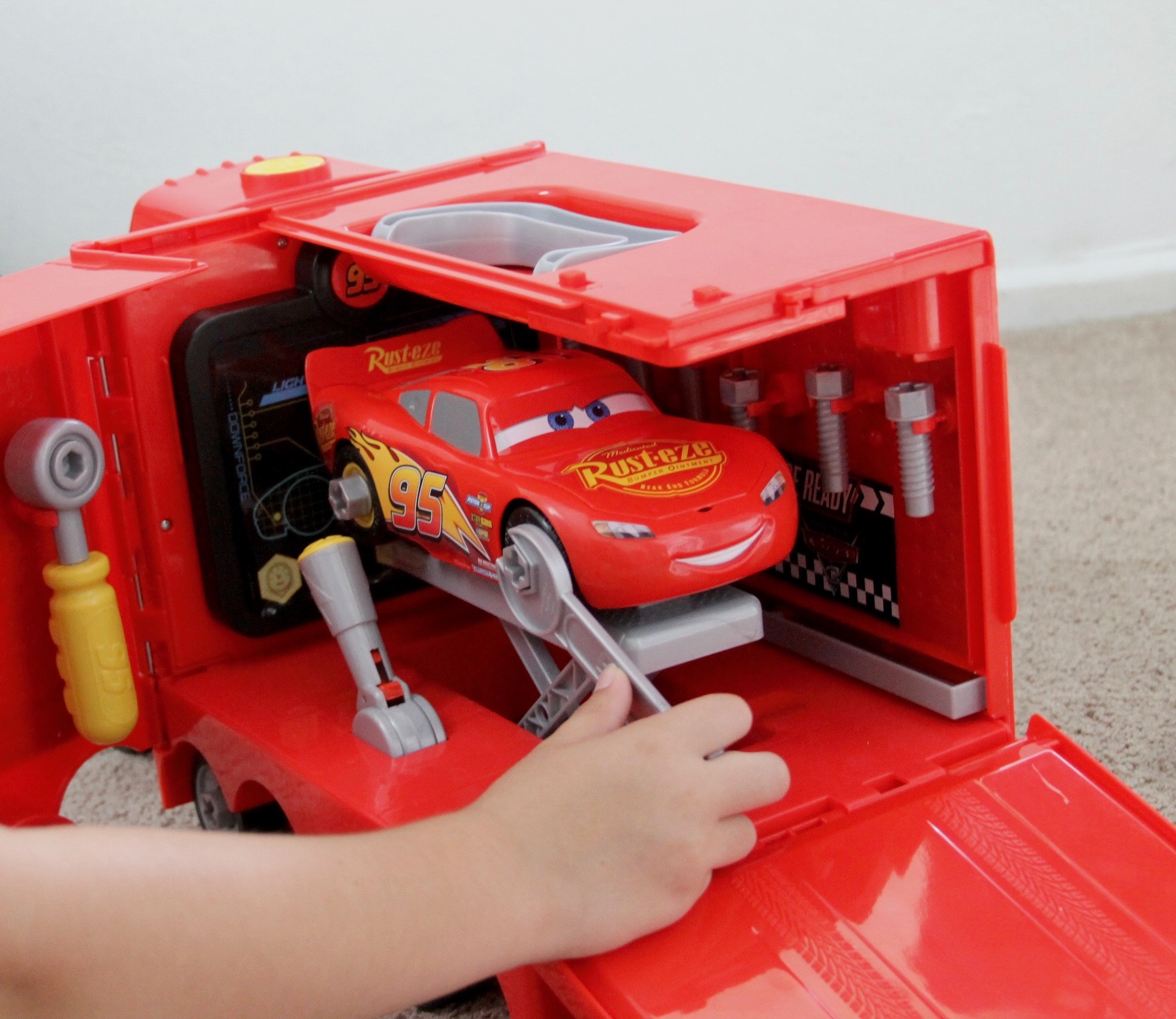 just play cars 3 transforming mcqueen tool kit
