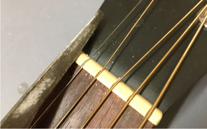 CÓMO REPARAR UNA CUERDA QUE CERDEA (TRASTEA) DEBIDO A LA CEJUELA | EL BLOG  DE LA GUITARRA ACÚSTICA Y CLÁSICA