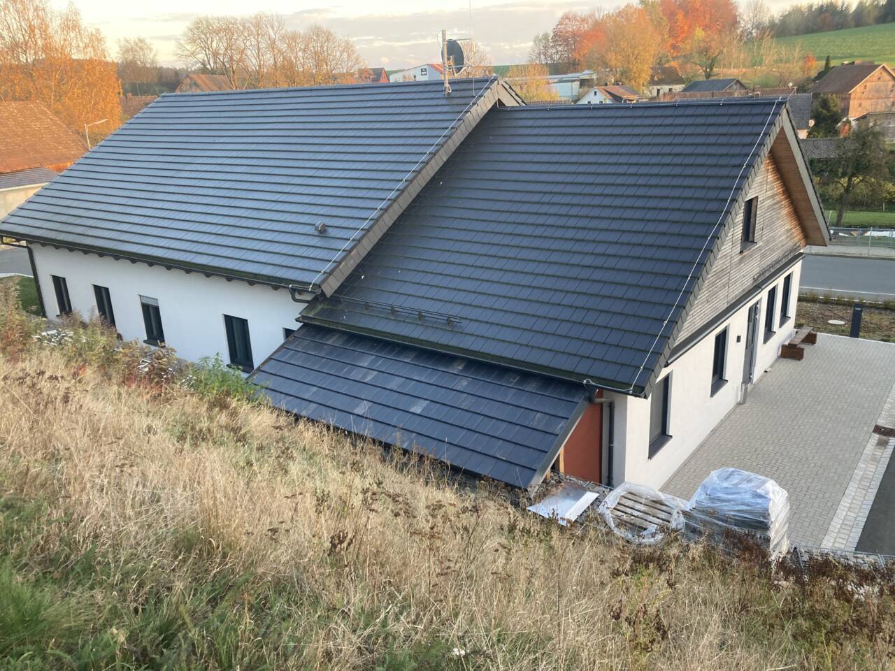 Blick von oben auf den neuen Anbau mit gedeckten Ziegeln.