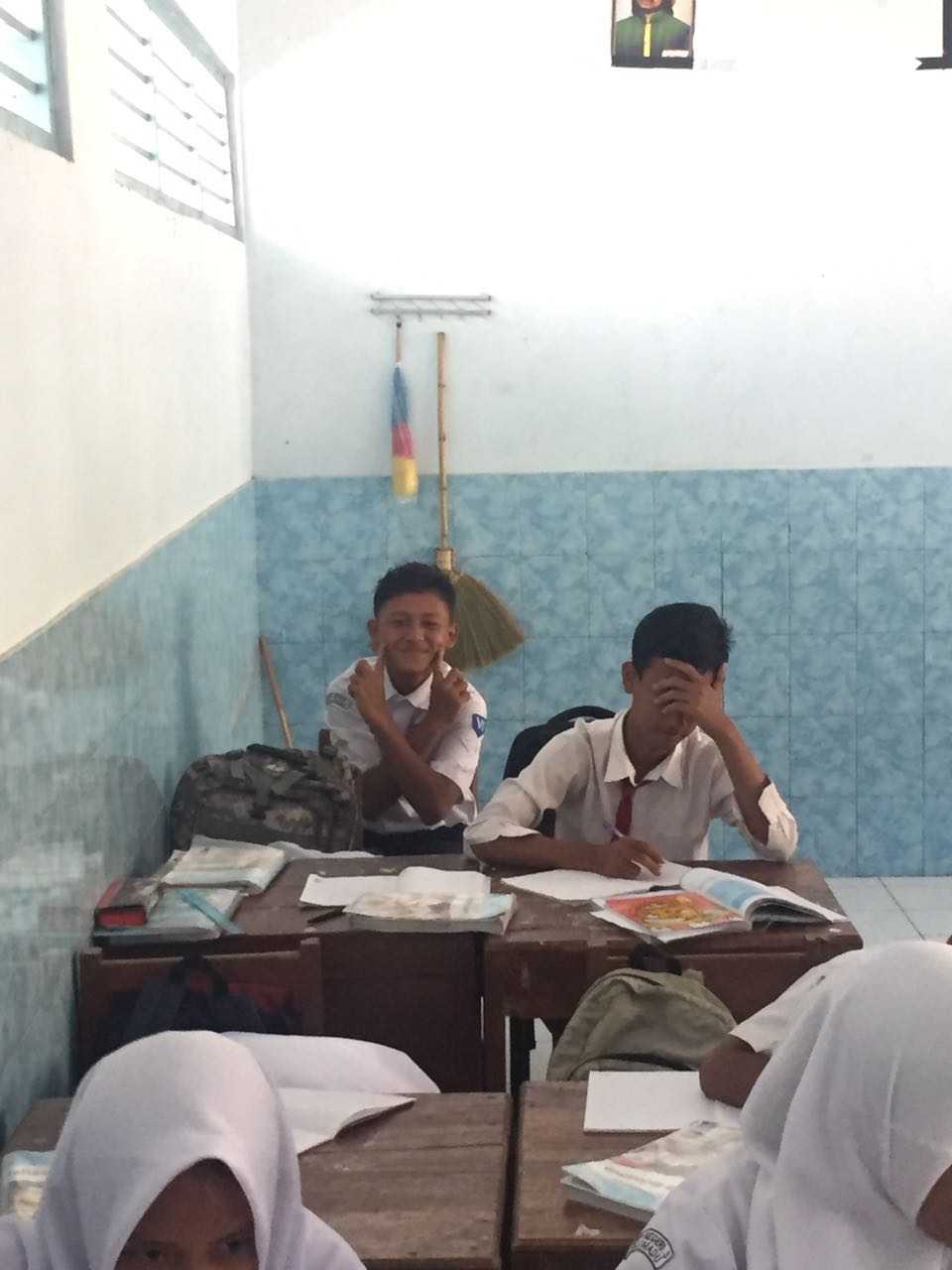 Contoh pengulangan dalam cerpen "ave maria" Ciri Kebahasaan Pada Cerita Fantasi Irfan Hidayah A310140055