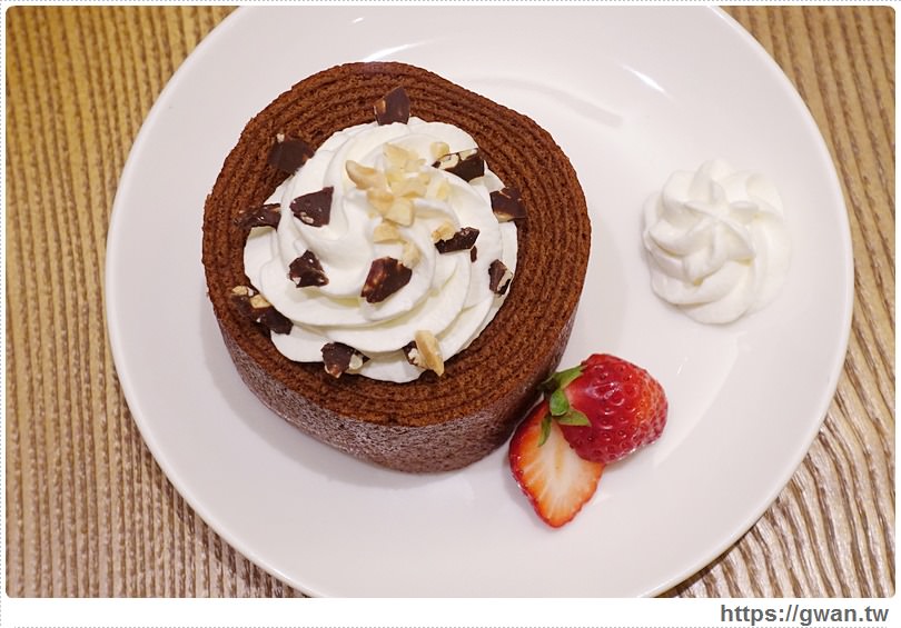 [捷運美食●中山站] Monteur 夢甜屋洋菓子店 -- 被好多草莓包圍的夢幻下午茶 | 年輪蛋糕專賣