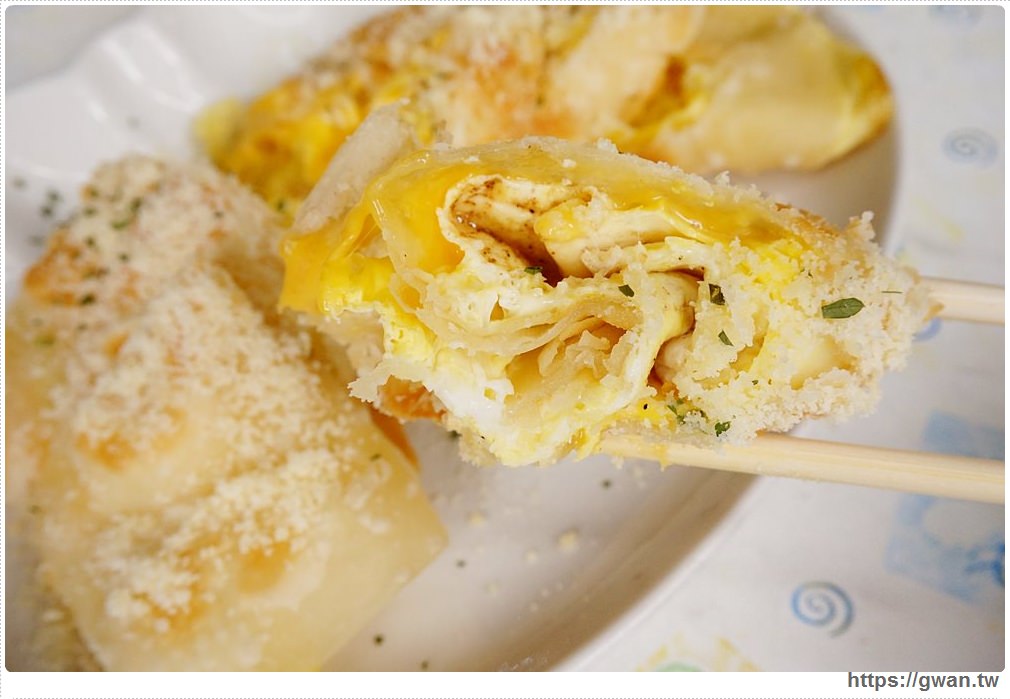 [台中美食●南屯] 嘉香中西式餐飲 -- 走過一定錯過的隱藏版早餐 | C/P值超高的酥皮大蛋餅，每天都想吃