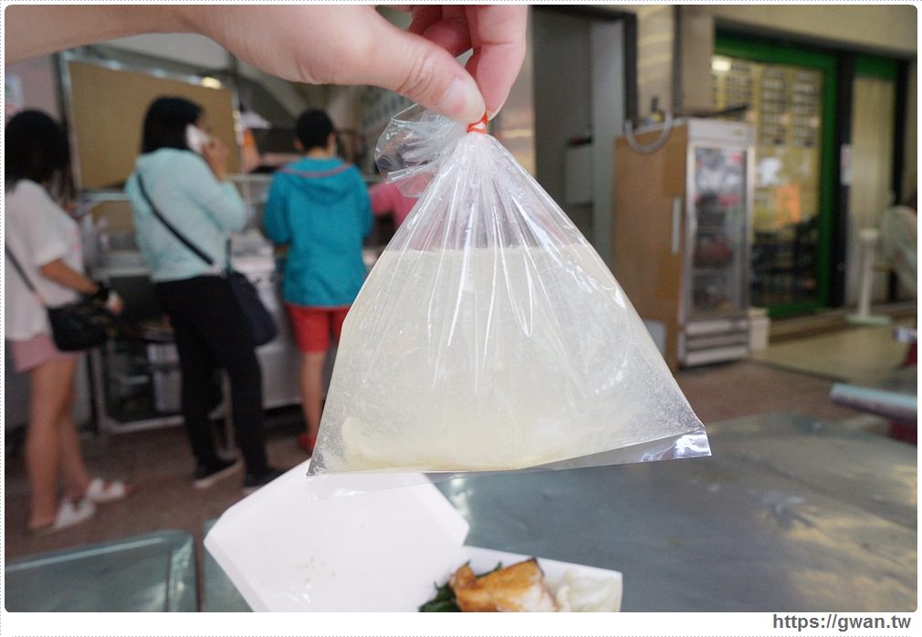 永吉經濟快餐 | 招牌斑駁到認不出店名，一到用餐時間卻大排長龍的便當店