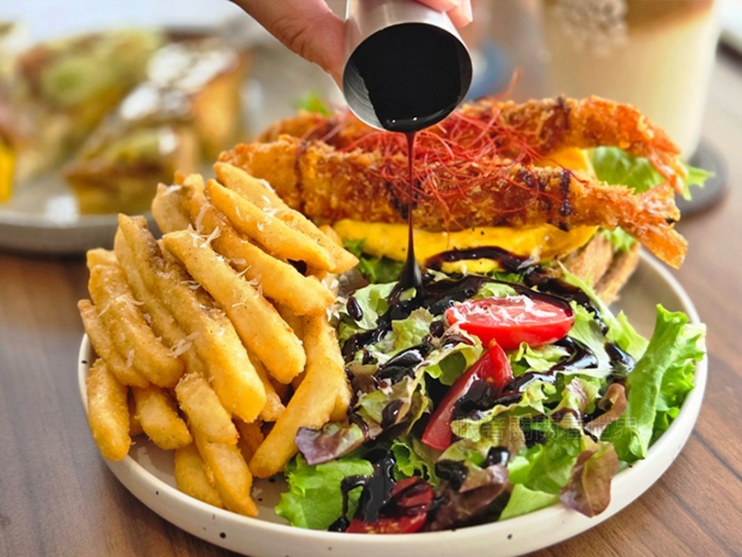 2026台中西區咖啡廳｜Celaffee Cafe 爆紅雲朵咖啡！向上市場早午餐、甜點推薦