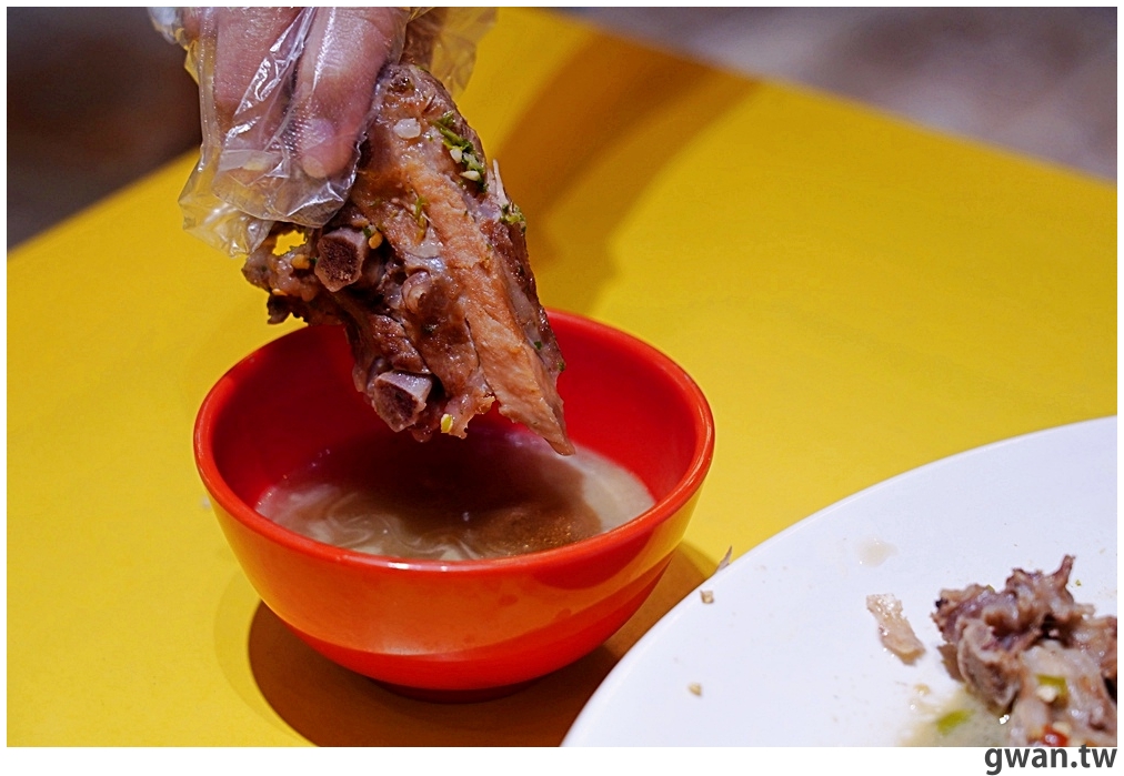 不用出國就能吃到泰國超夯的火山蝦，還有火山排骨買一送一喔！泰辛火山排骨