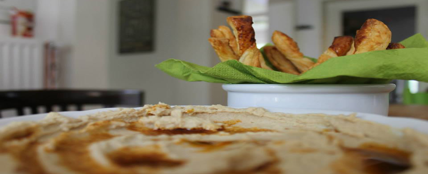 Hummus de garbanzos con chips de hojaldre