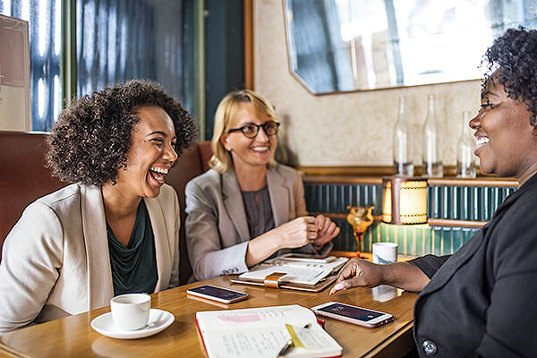 英語で「おしゃべり」や「話し好き」の表現の仕方は沢山あるけど・・・