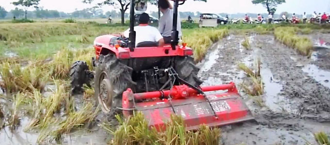 Traktor 4 Roda Yanmar - (Youtube: choqerz taziex)