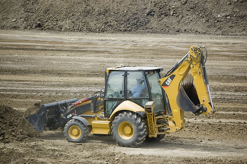 Backhoe loader (sumber: quipp.ph)
