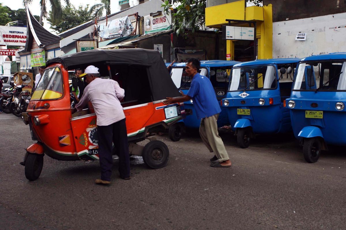 Bajaj roda tiga oranye & biru (sumber: tribunnews)