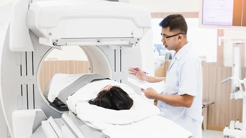 Periksa hasil rontgen/CT scan kepala (sumber: healthgrades)