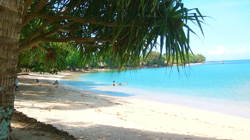 Pantai Sambolo (sumber: pantainesia.com)