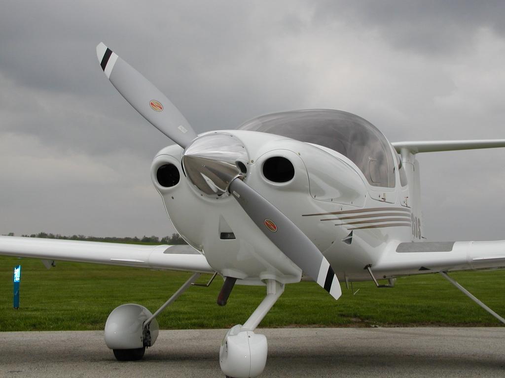 In a sea of cessna 172s, piper pa28s and beechcraft musketeers, it looked like a spaceship in comparison. Diamond DA 40 With IO-360-M1A Engine - Hartzell Propeller