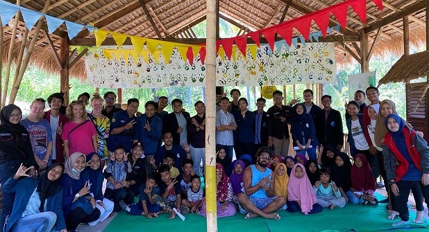 Four HI UNAIR Students Take Part in Community Service Activities at the  Mentigi Eco School, West Nusa Tenggara: Results of Inter-University  Collaboration S1 Hubungan Internasional - Fakultas Ilmu Sosial dan Ilmu  Politik