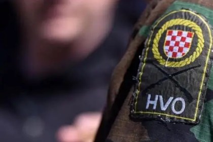 Incident u Novom Travniku: Pretučen umirovljeni dočasnik OS BiH zbog majice s oznakom HVO – Hrvatski Medijski Servis
