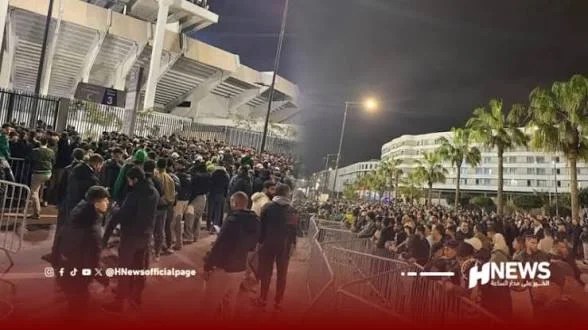 جمهور الرجاء ينتفض ضد الزيات بسبب الزيادة في أثمنة التذاكر جمهور الرجاء ينتفض ضد الزيات بسبب الزيادة في أثمنة التذاكر