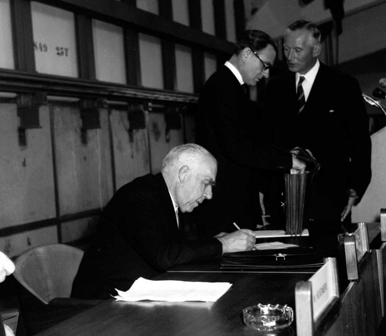 Atomic Flashback A Century Of The Bohr Model Cern