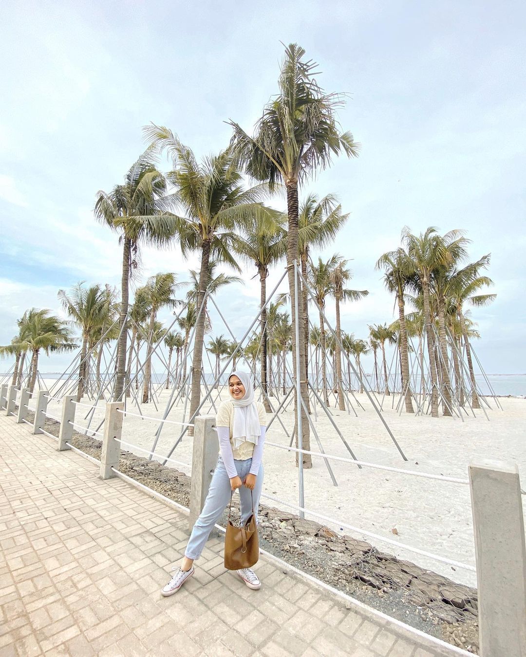 Tempat wisata di pantai indah kapuk: Pantai Pasir Putih Pik 2 Jakarta Jam Buka Dan Biaya Masuk