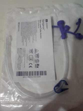 Esta enfermera está especialmente entrenada para cuidar de las necesidades especiales de los niños en el hospital que tienen una sonda de gastrostomía. Equipo Extensor Curto Para Sonda De Gastrostomia Botton