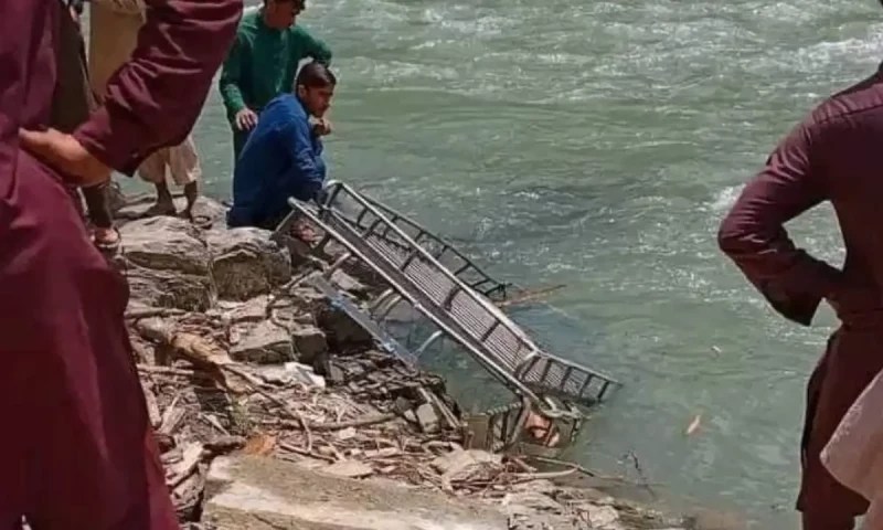 دریائے نیلم میں ڈوبنے والی جیپ نکال لی گئی، اب تک 8 لاشیں نکالی گئی ہیں