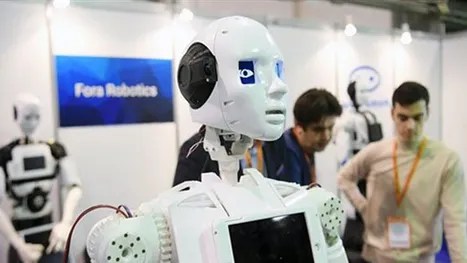 غرس مخالبه بظهره.. روبوت كاد أن يقتل مهندسه داخل مصنع لـ تيسلا