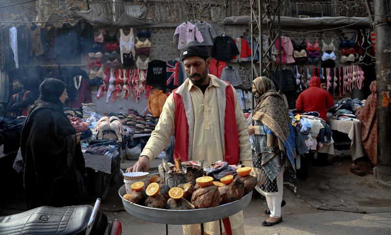ہیومن رائٹس واچ کا کہنا ہے کہ پاکستان کو 2023 میں بدترین معاشی بحران کا سامنا تھا۔