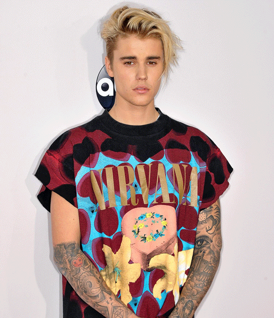 Besides the short hair and spiked front, later in 2014 and early 2015 justin started to style a pompadour type look. Pelo Cabelo Justin Bieber Gif Find On Gifer