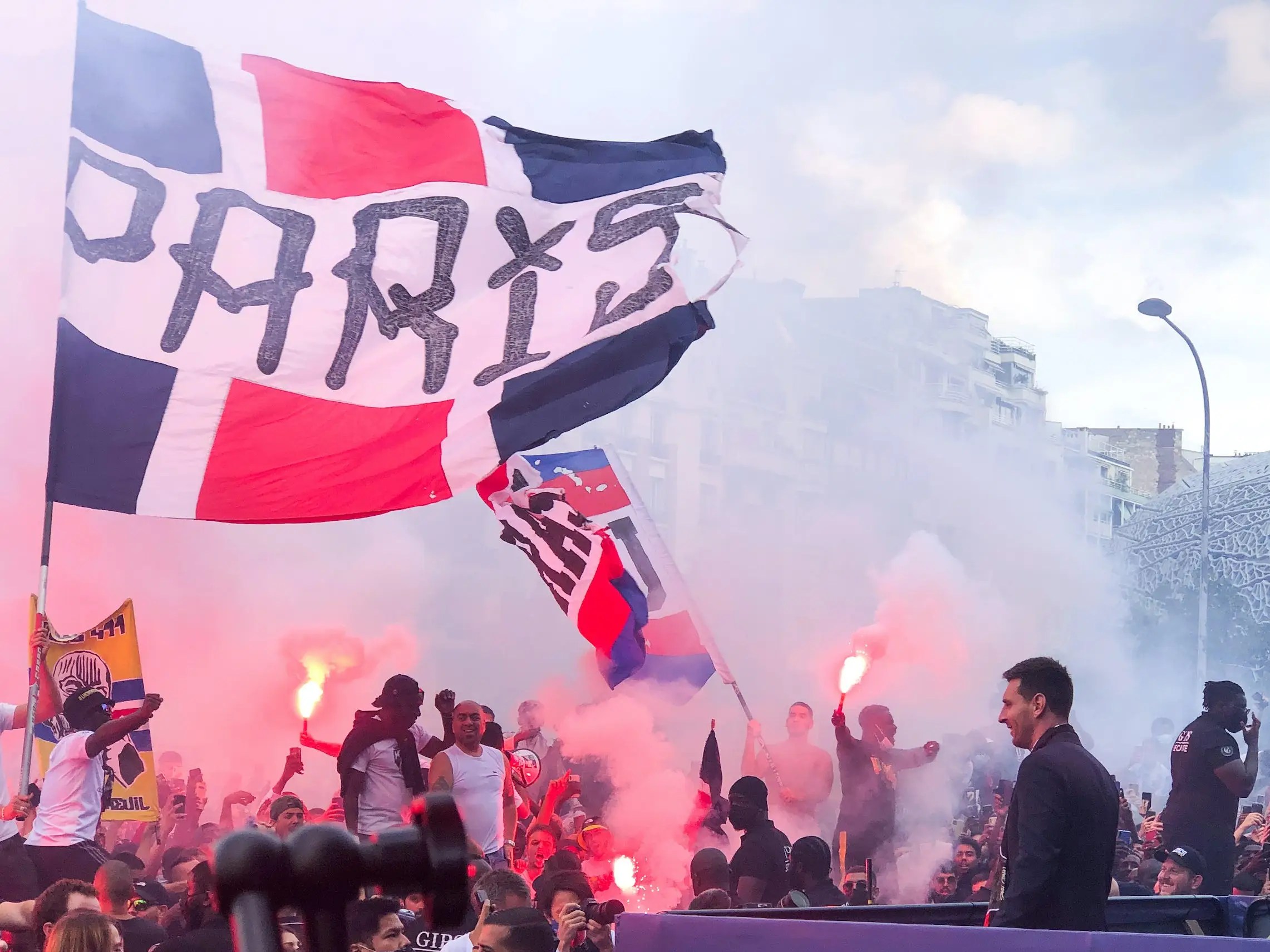 Lionel messi reportedly led the celebrations in the psg dressing room after&nbsp;. Lionel Messi Paris Arrival Sees Fans Clash With Security Police