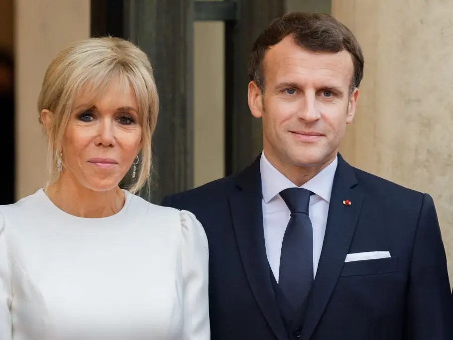 Pria ini nekat ngaku saudara ibu negara prancis demi layanan vip, tipu dubes dan maskapai. Video French President Macron Hit In The Head With An Egg