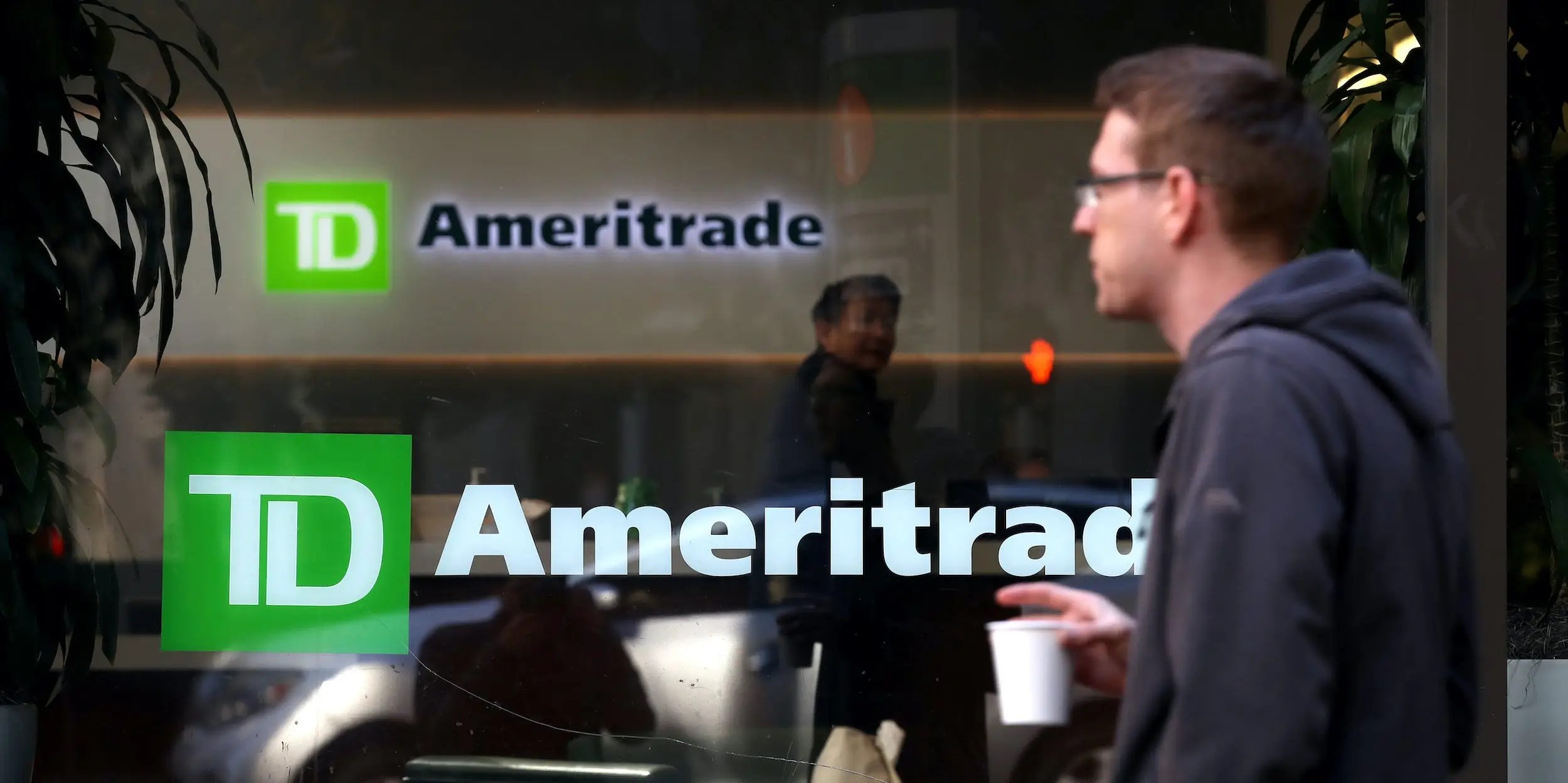 26/02/2021 · buying and selling equities at e*trade and td ameritrade incurs a $0 charge, while schwab clients pay $0. Payment For Order Flow Not Going Away Former Td Ameritrade Chief Says