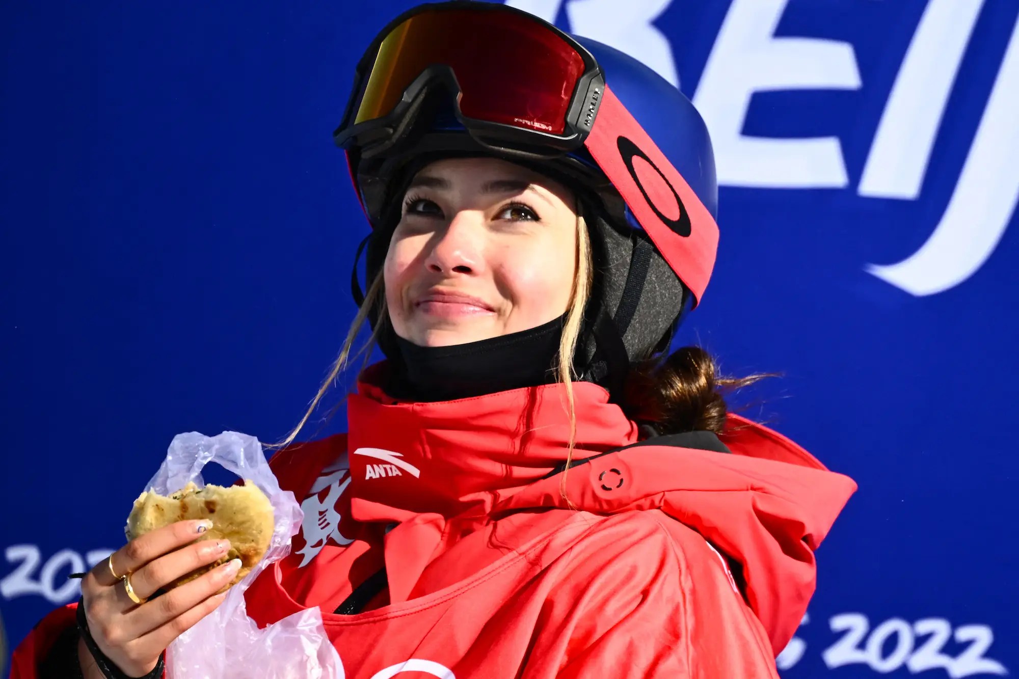 The native of san francisco is set to compete in a number of freestyle skiing events at … Eileen Gu Enjoys Sandwich While Waiting For Slopestyle Score
