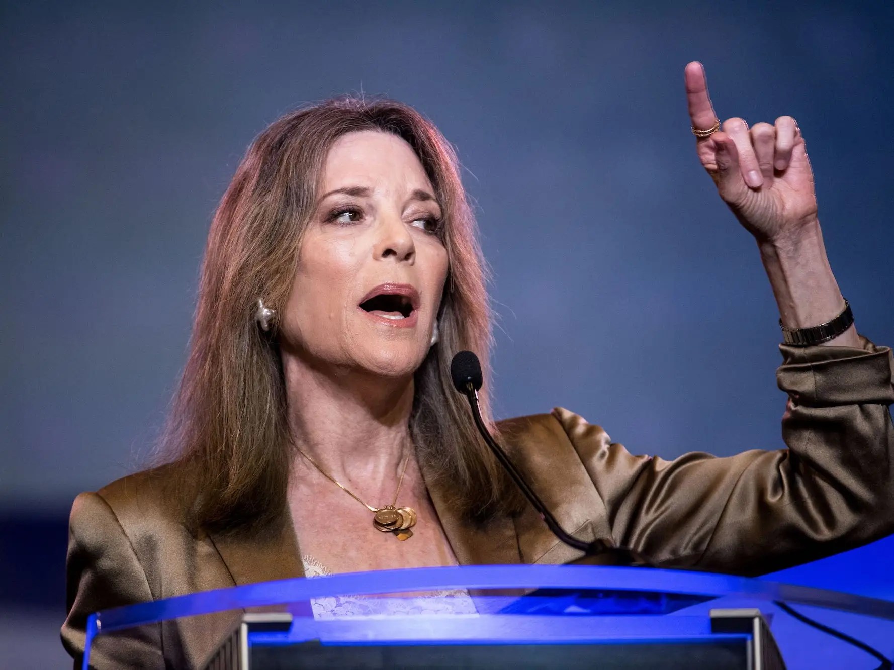 Marianne Williamson sako norinti diskutuoti apie Bideną dėl 2024 m. demokratų kandidatūros ir kad DNC „klastoja“ pagrindinę jo sistemą.