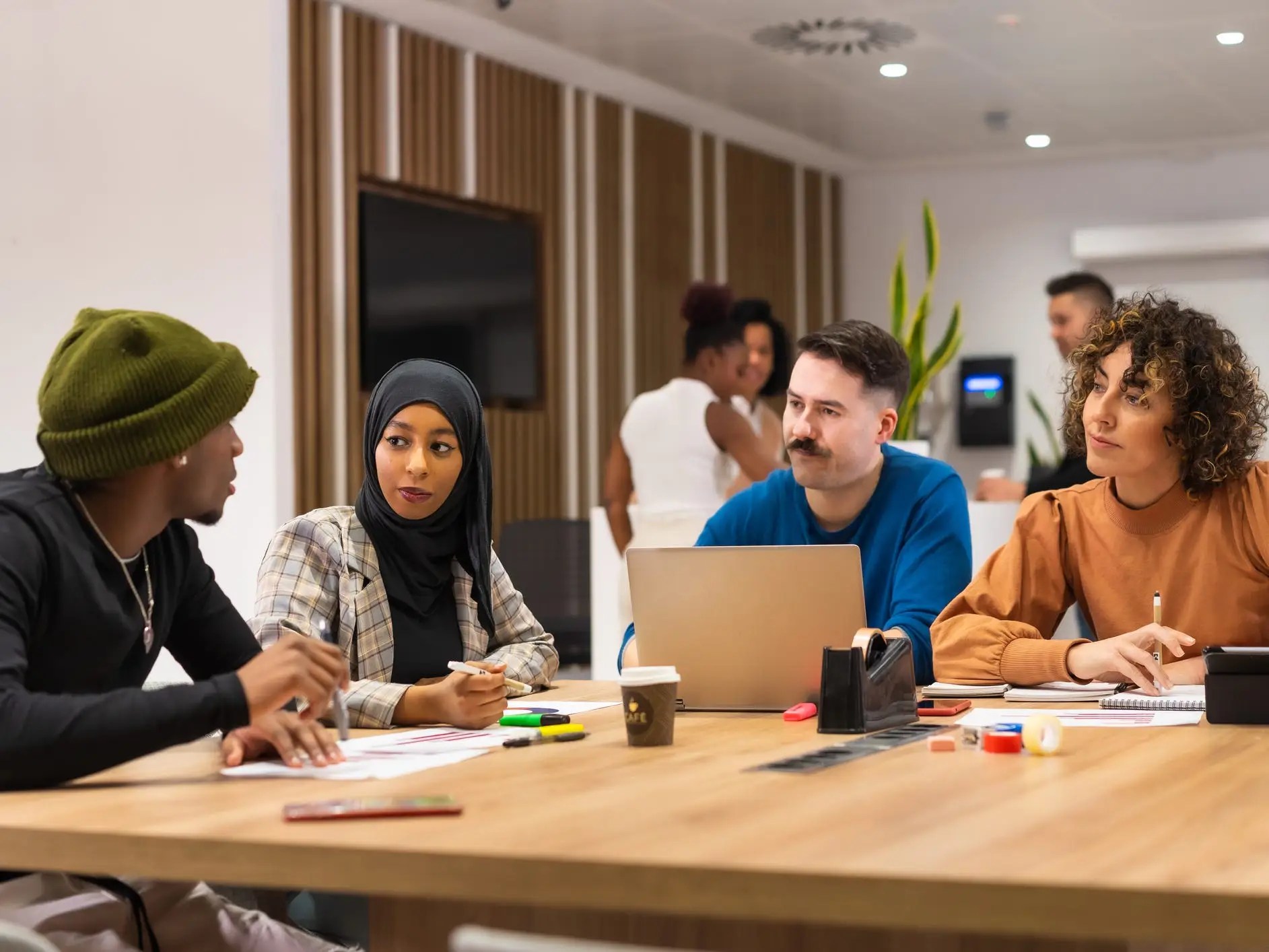 6 būdai, kaip paremti musulmonus bendradarbius, kurie pasninkauja per Ramadaną