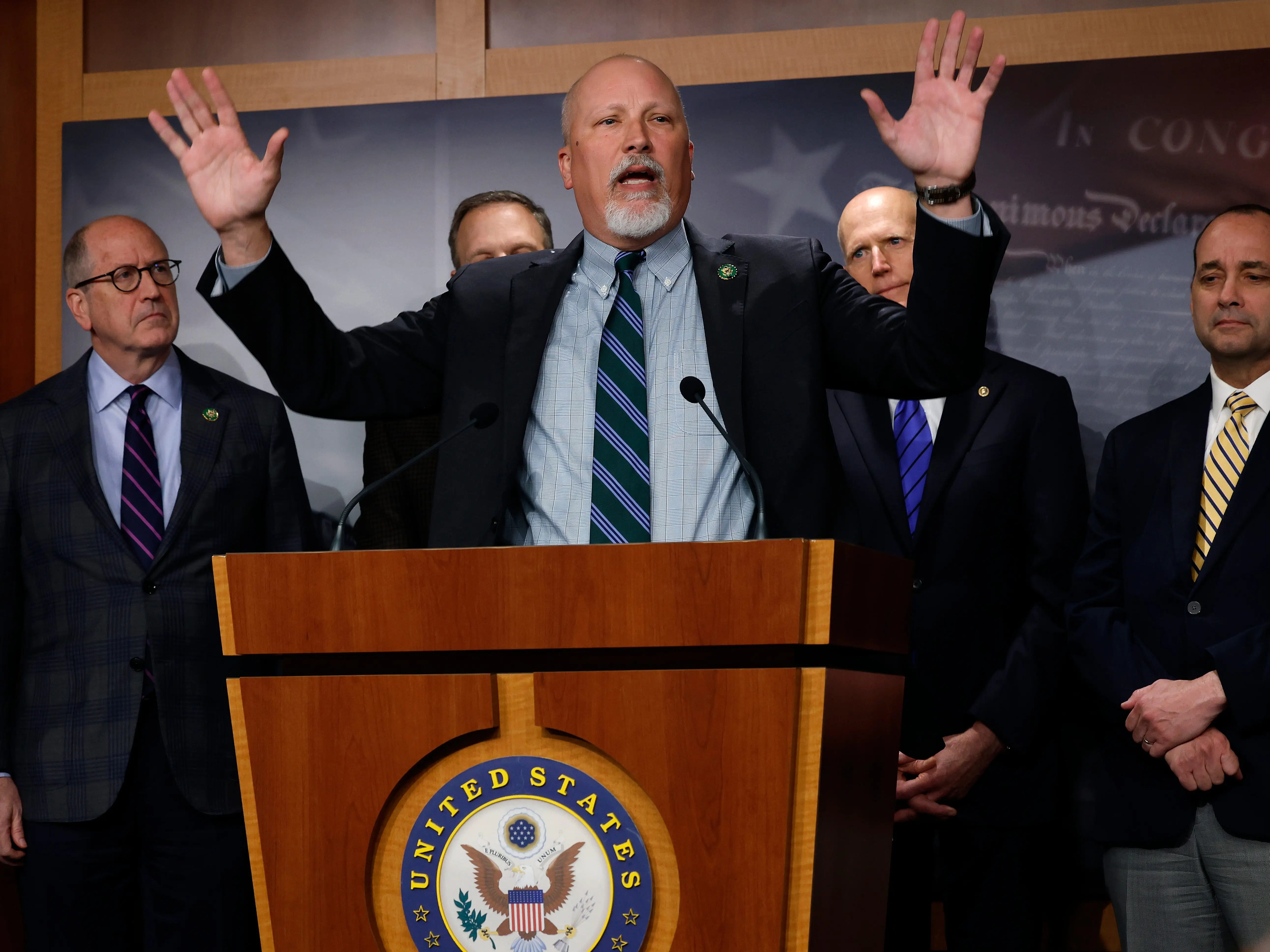 Bideno ir McCarthy skolos lubų susitarimas yra „sumuštinis“, – sako GOP atstovas Chipas Roy’us —  ir jis prisijungia prie vis daugiau konservatyvių įstatymų leidėjų, kurie sako, kad balsuos prieš jį su JAV praėjus vos kelioms dienoms po įsipareigojimų neįvykdymo.