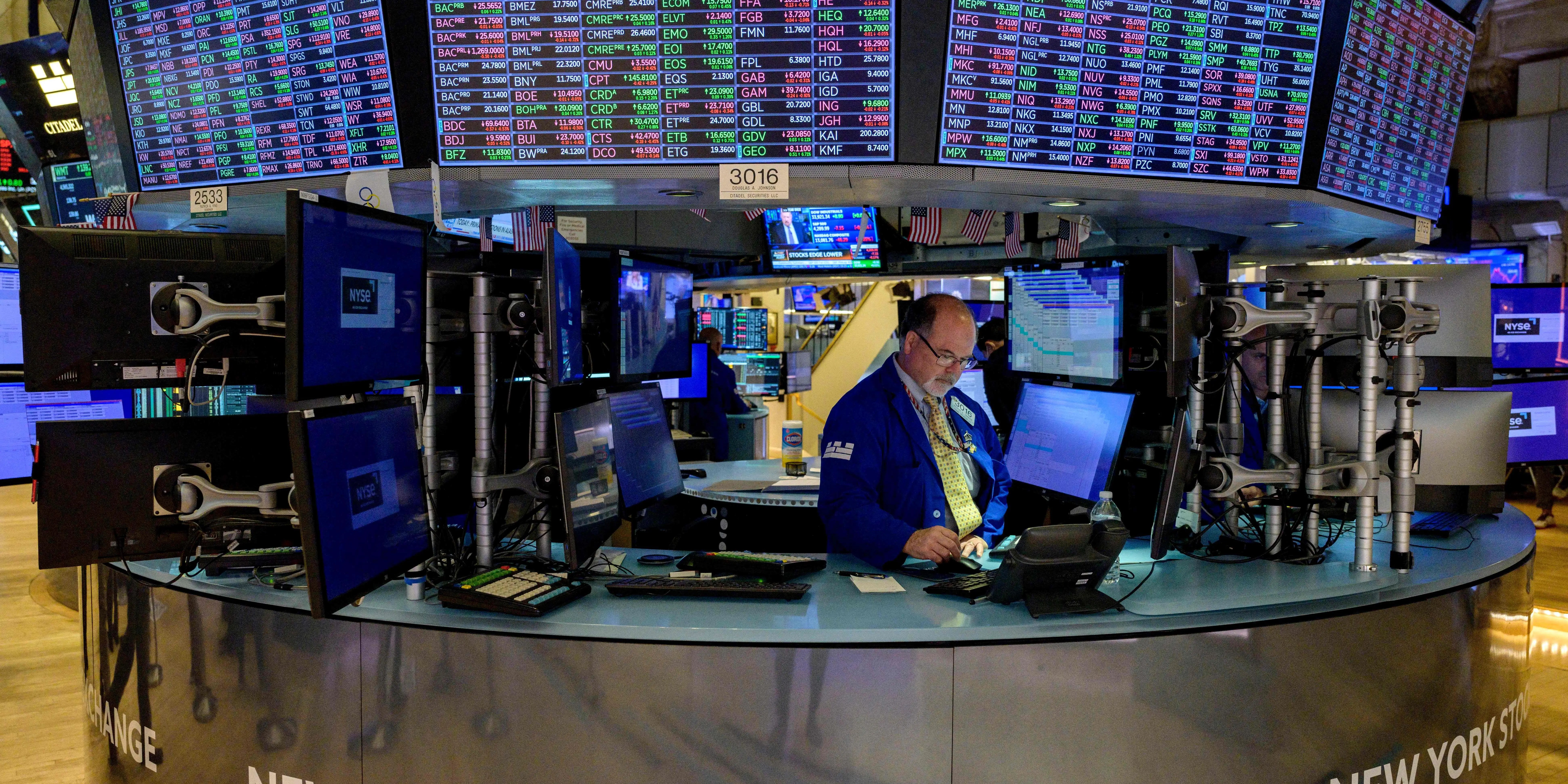 Akcijos smunka, nes „Fitch“ sumažintas JAV skolos reitingas drebina pasitikėjimą