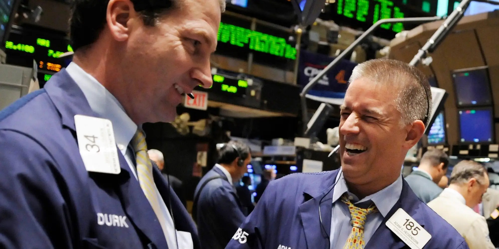 JAV akcijos kyla dėl didelių pajamų, o obligacijų pajamingumas stabilizuojasi