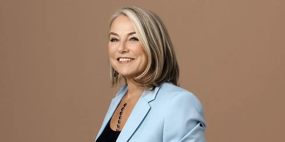 Couples Therapist Esther Perel Surrounds Herself With Other People