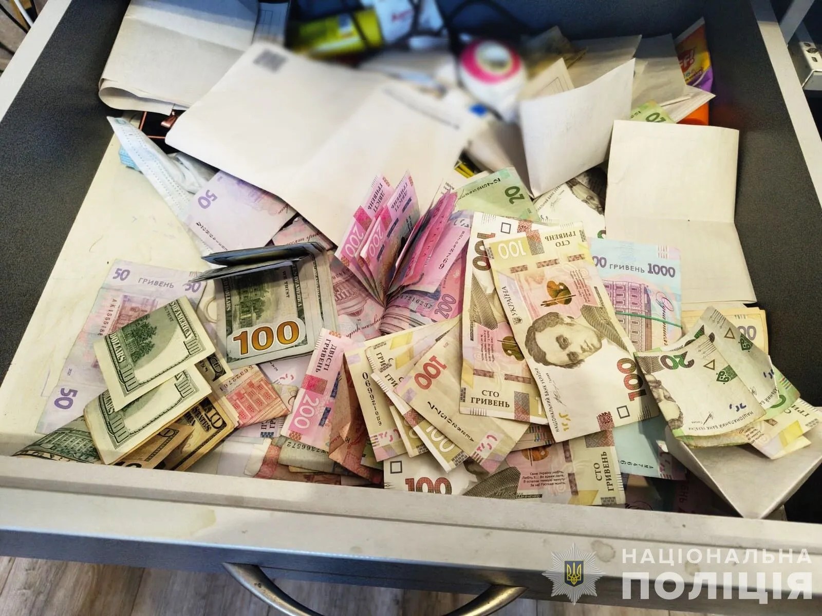 В Україні підроблювали популярний продукт: де продавали фальсифікат 8 У справі правоохоронці провели 4 обшуки