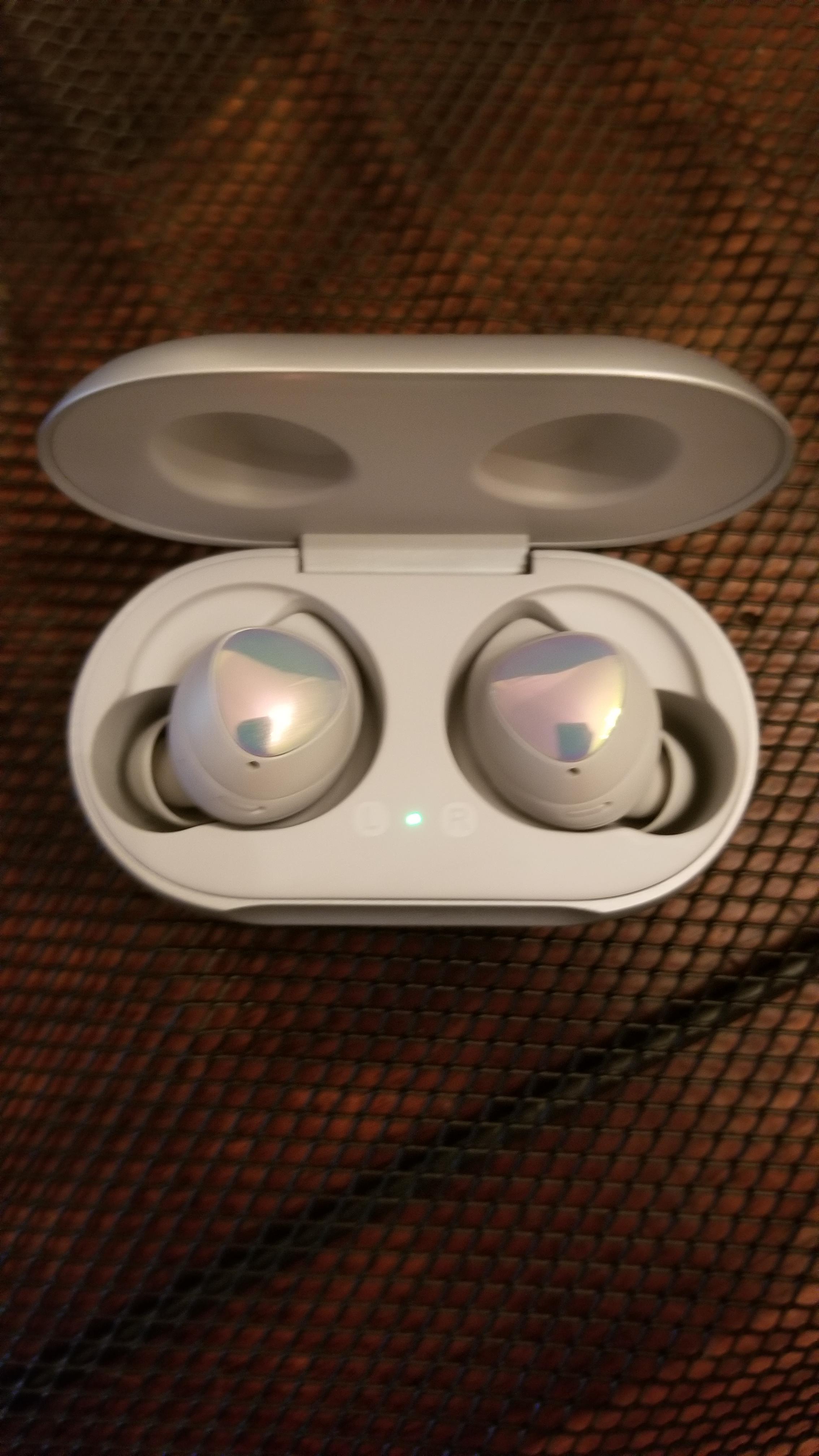 Samsung has finally unveiled the galaxy s8 and s8 plus. Silver Galaxy Buds came in : samsung