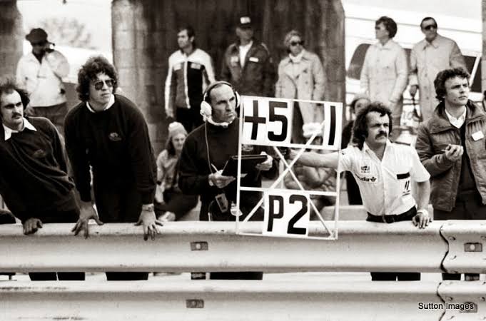 Frank and one of his old employees, a young engineer called patrick head, . A Young Ross Brawn And Frank Williams Circa Late 70s Two Iconic Men Of F1 R Formula1