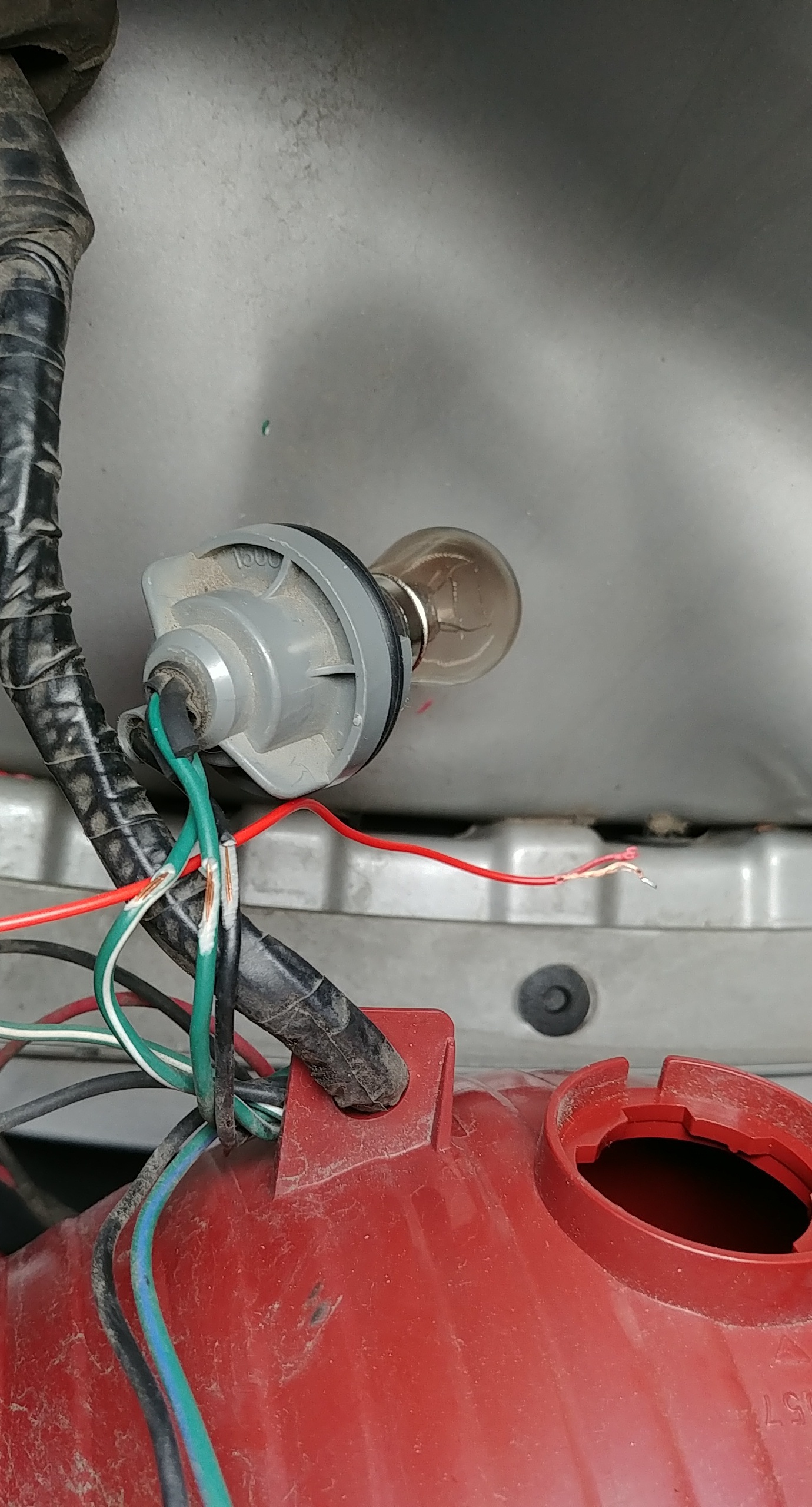 A home or vehicle is a maze of wiring and connections, making repairs and improvements a complex endeavor for some. Trying To Wire Backup Camera To Reverse Light I Tried Splicing A Bit And Connecting To Each One But None Worked Do I Have To Wrap It More Securely I M Guessing Black