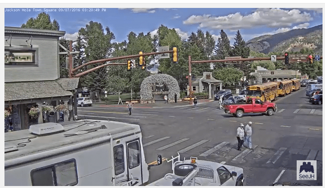 Jackson Hole Stadt : THREE SCHOOL BUSES AND A RED TRUCK : Jacksonholetownsquare