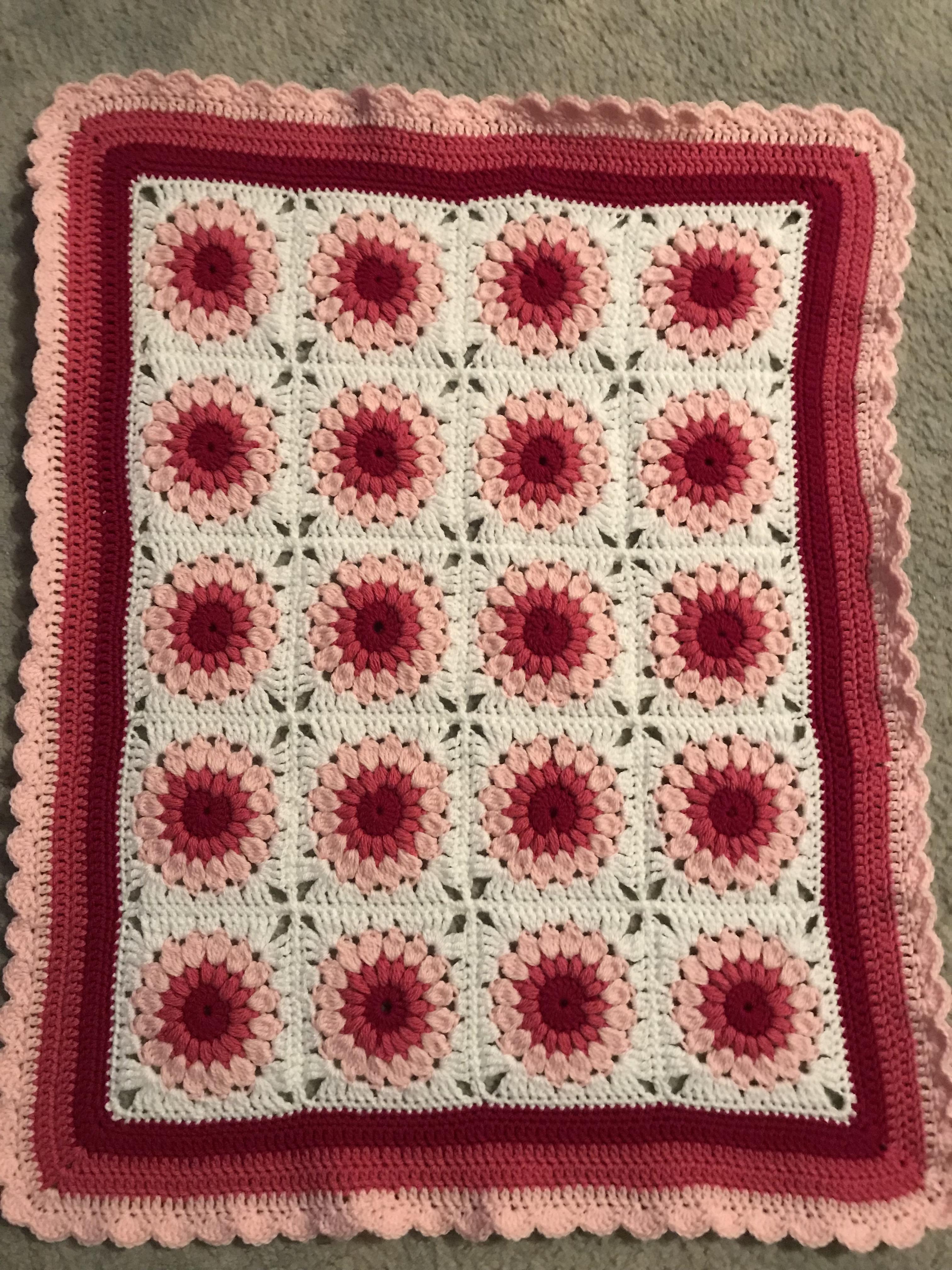 Sunburst granny square | learn how to create this gorgeous sunburst granny square with this step by step tutorial! Fo Nittybits Starburst Granny Square Blanket For A Colleagues New Baby Crochet