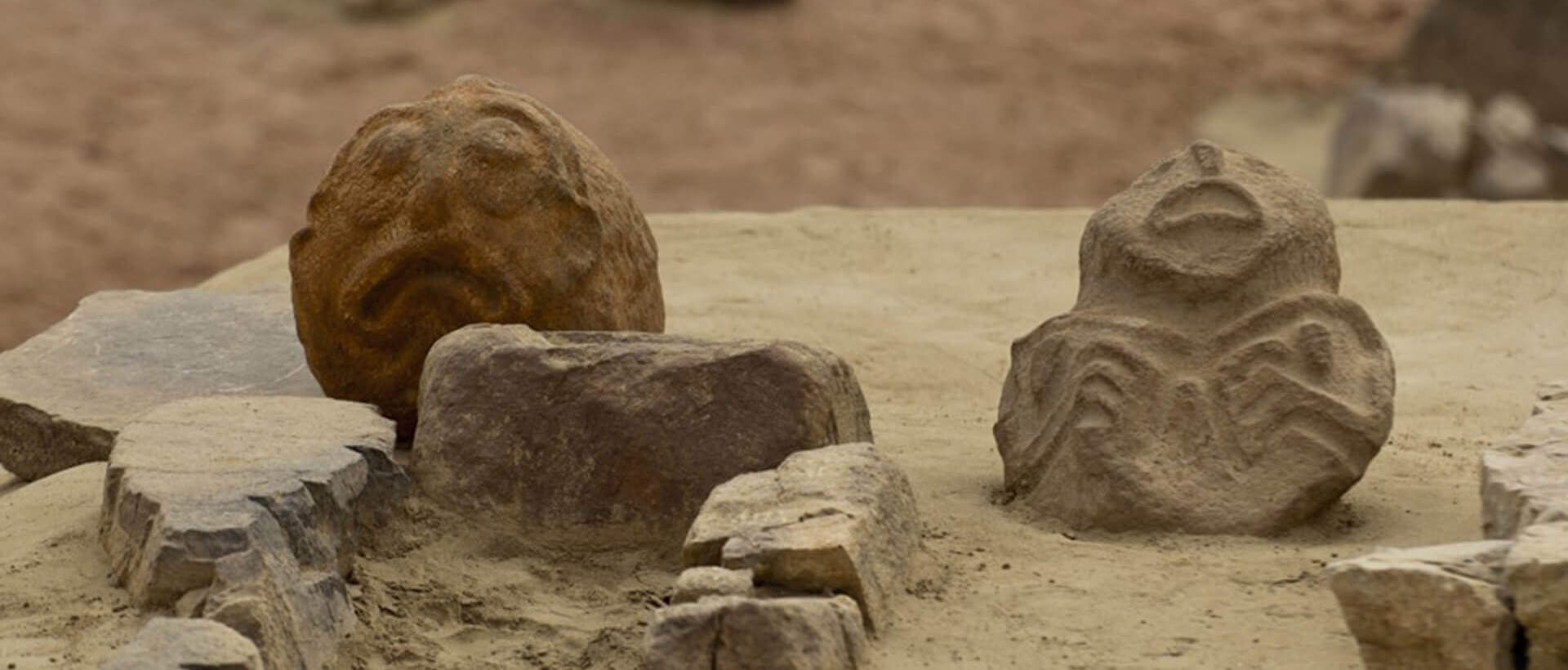 Monumentalne kamene skulpture su napravljane od oblutaka iz dunava. Lepenski Vir Ognjishte R Lepenskivir