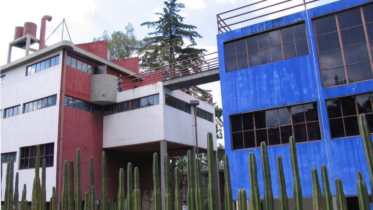 The Diego Rivera And Frida Kahlo House This House Belonged To The Famous Artist Couple Who Lived And Worked In Separate Buildings Connected By The Bridge Between Them Pics